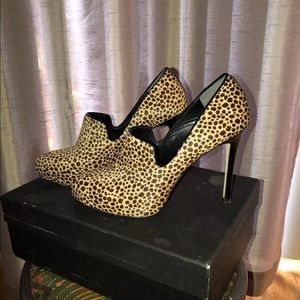 Ann Taylor leopard shootie- size 8